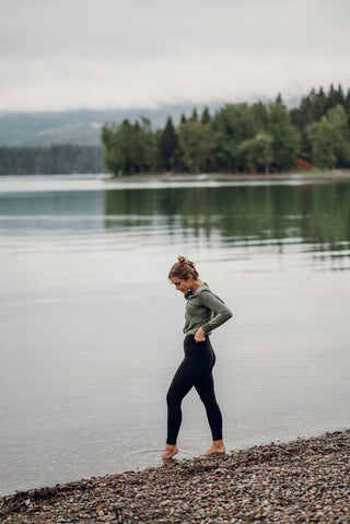 Woman wearing Reprise Activewear leggings, inclusive sizing legging brand made of sustainable materials.